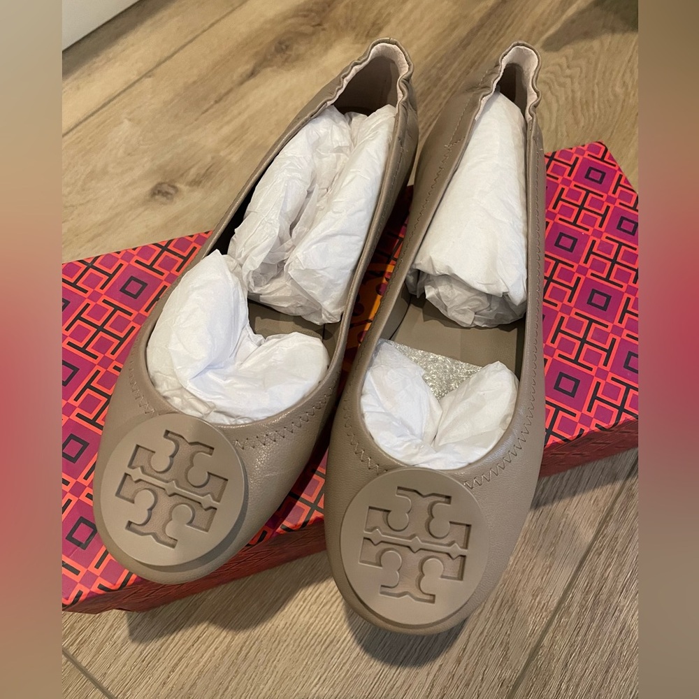 Tory Burch - Minnie Travel Ballet Flat - Size 5.5 - French Grey - NEW